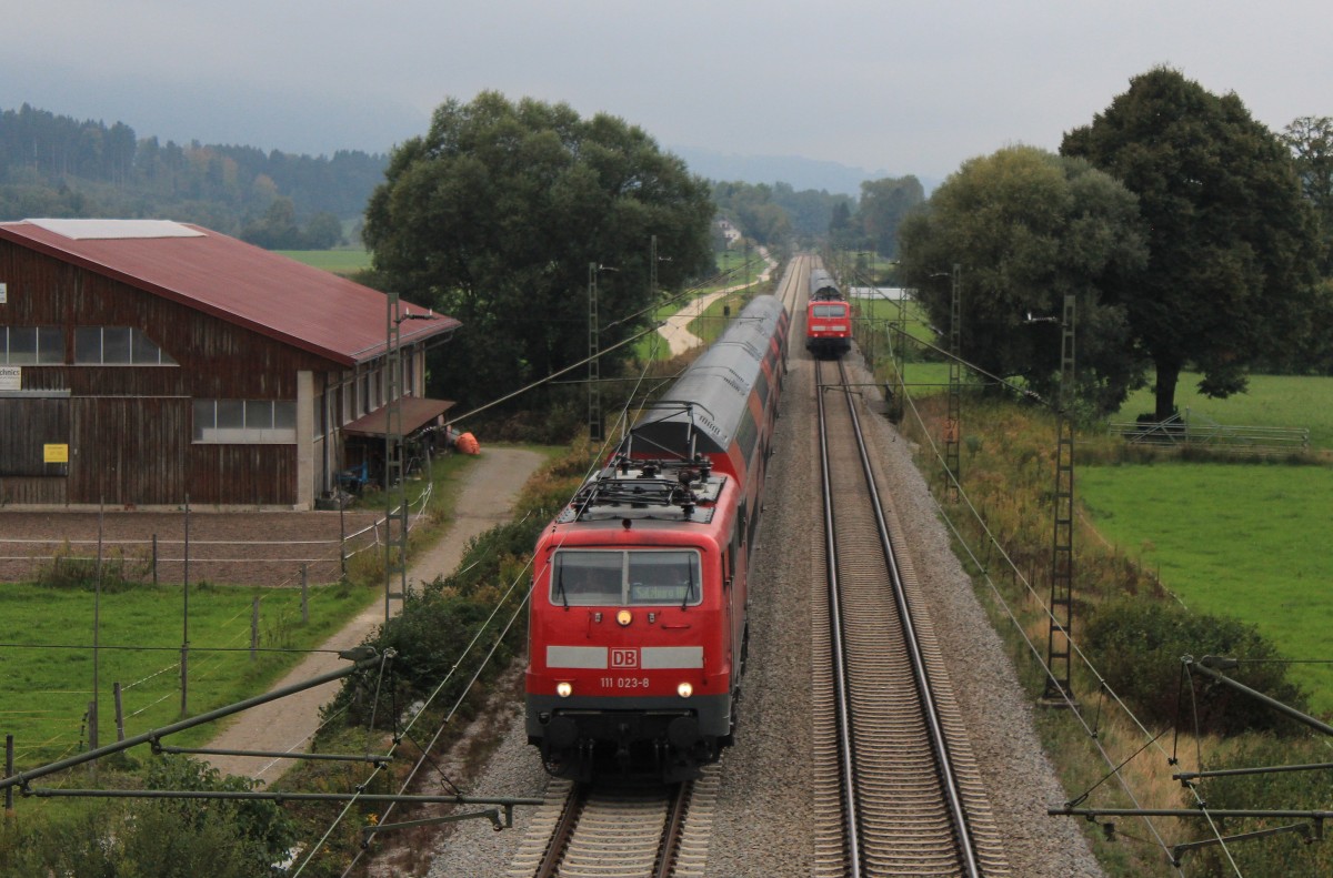 111 023-8 kurz vor dem Bahnhof von Übersee am Chiemsee. Aufgenommen am 30. September 2012.