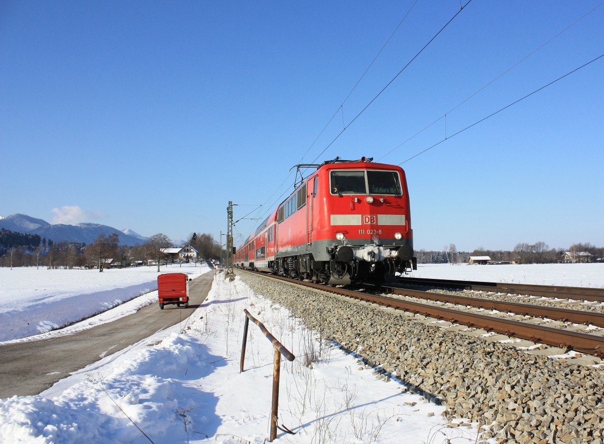 111 023-8 mit dem  kleinen Roten  am 10. Februar 2013 bei Übersee am Chiemsee.