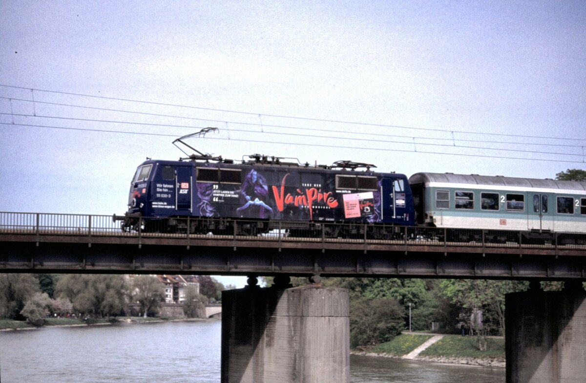 111 030-3 mit Werbung  Tanz der Vampire  auf der Donaubrücke in Ulm am 30.04.2002.