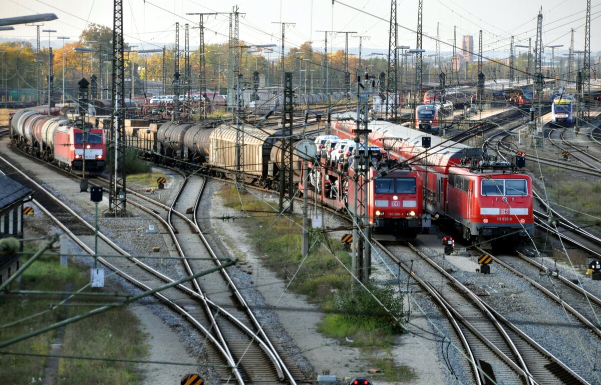 111 036-0 und 185 060-1 und 186 321-6 und vielen weiteren Zügen in Augsburg am 21.10.2011. Aufnahme von der Gögginger Brücke. Damals war  richtig was los  in Augsburg, während am 28.05.2022 aufgrund von vielen Baustellen und Umleitungen gähnenede Leere vorherrschte.