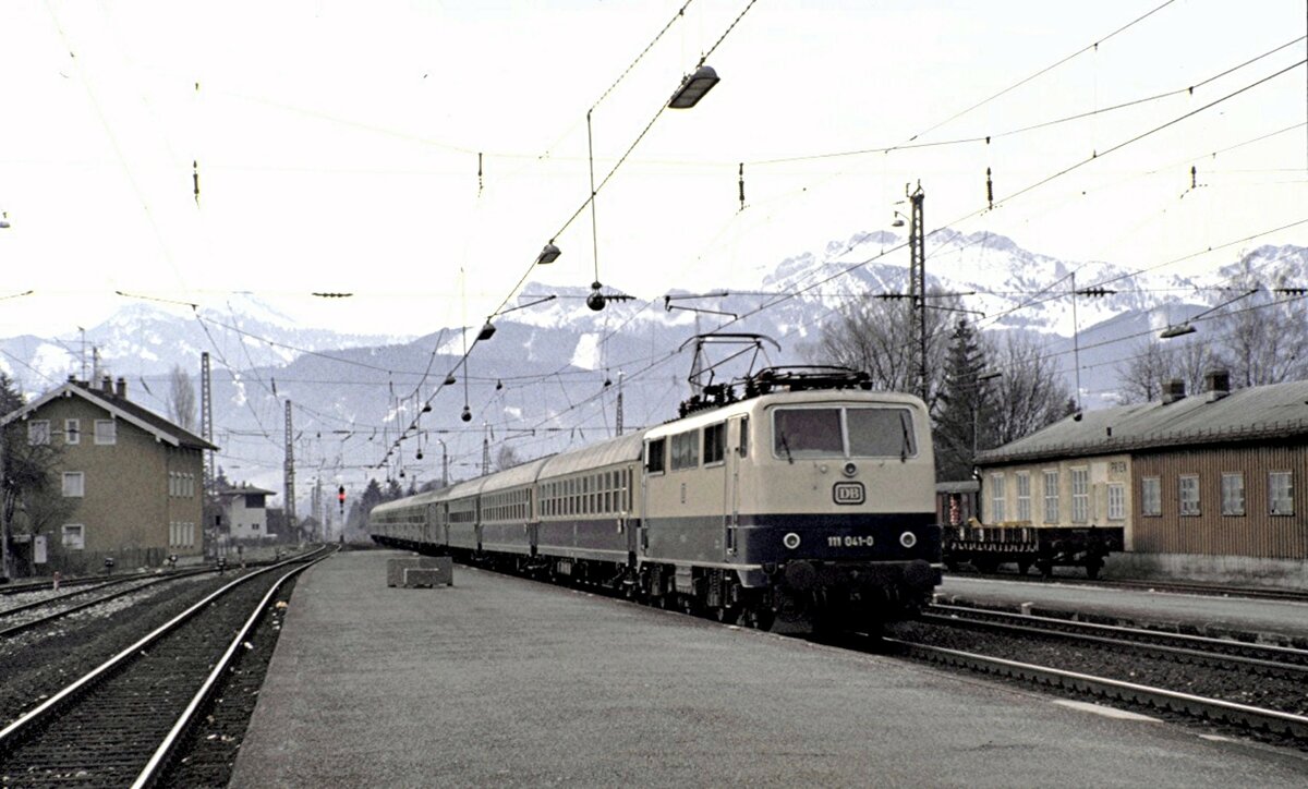 111 041-0 mit D-Zug in Prien am 23.03.1981.