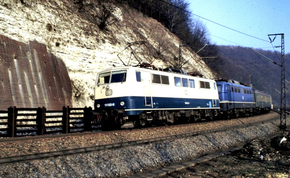 111 042-8 und eine 110.1 mit Personenzug auf der Geislinger Steige am 27.03.1982.