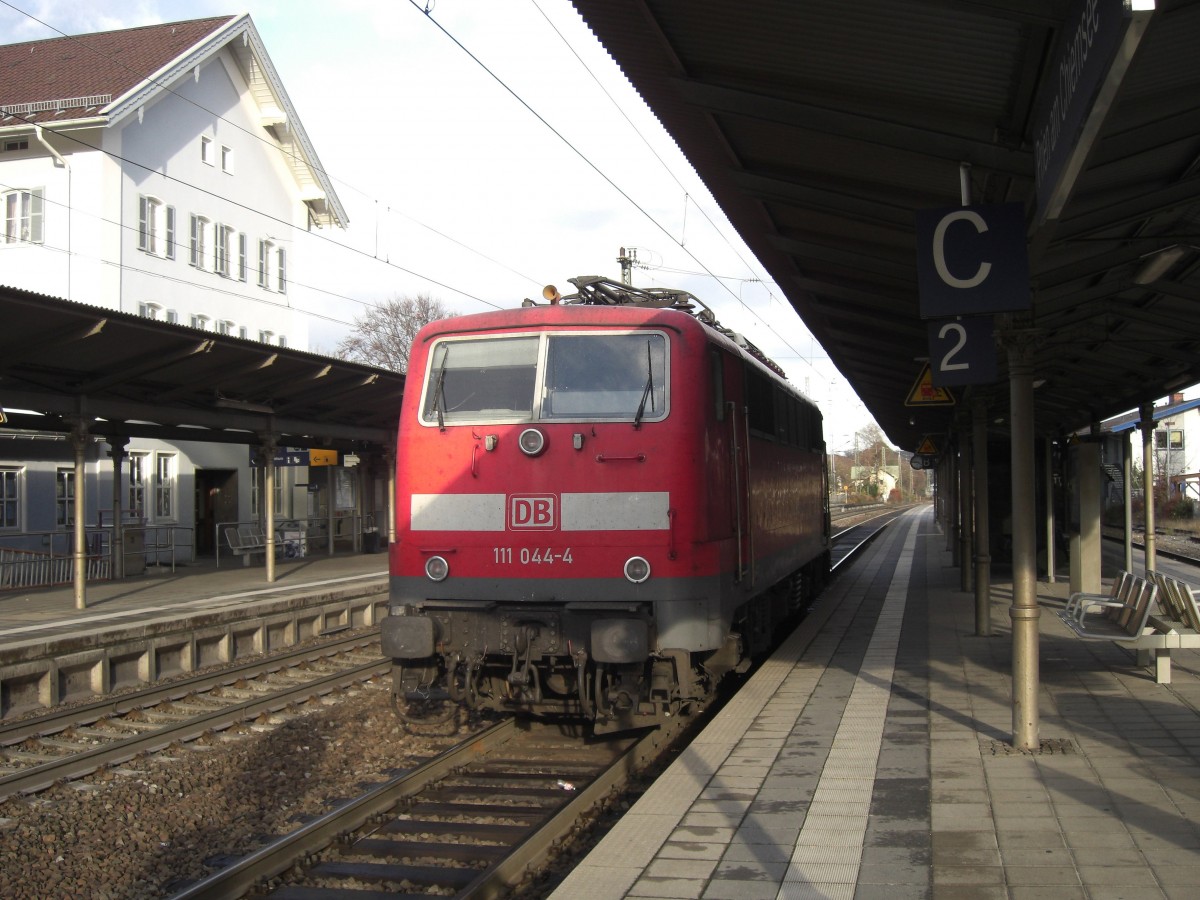 111 044-4 stand mit einem Defekt am 17. November 2008 im Bahnhof von Prien am Chiemsee.