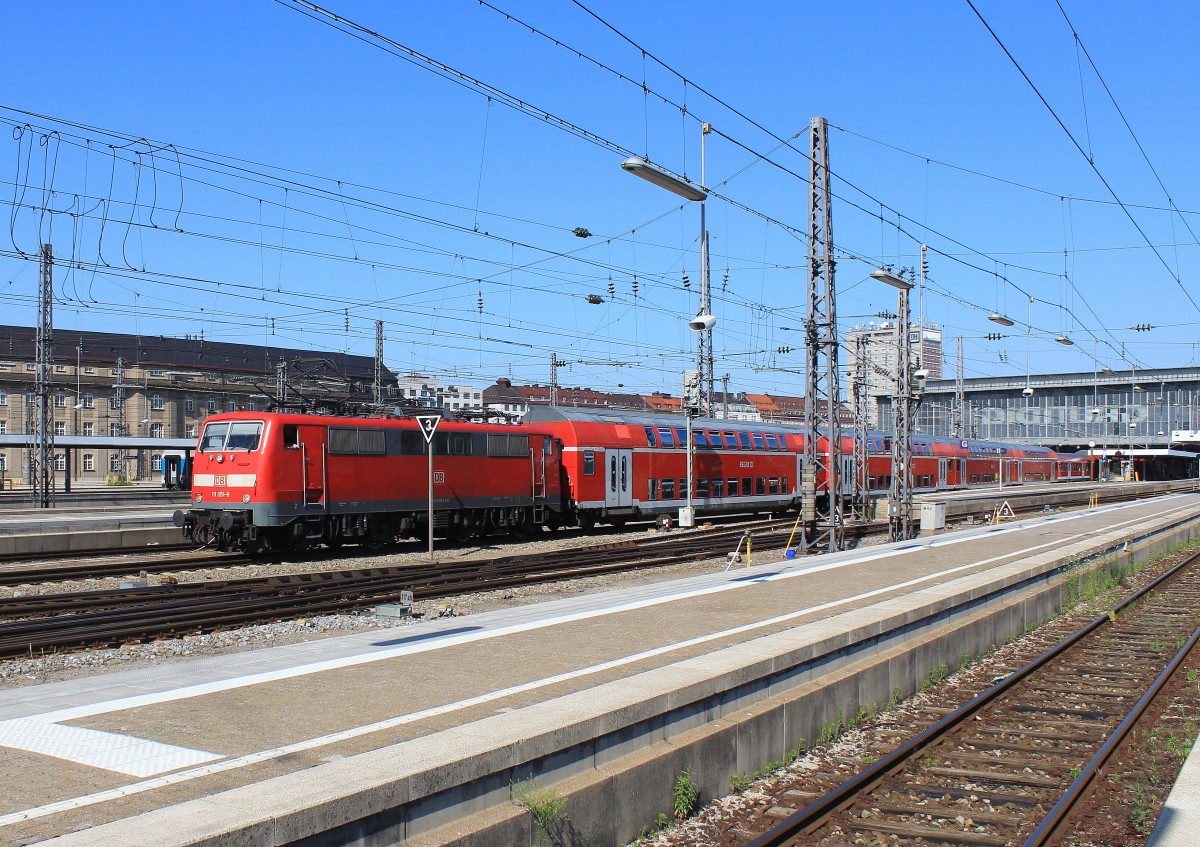 111 051-9 am 17. Juni 2013 bei der Ausfahrt aus dem Münchner Hauptbahnhof.