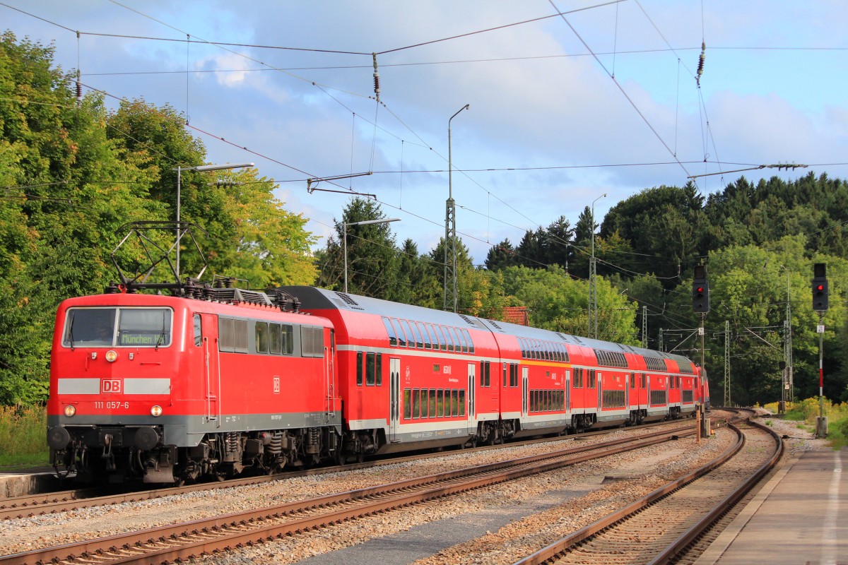 111 057-6 nochmals am 16. August 2012, diesmal bei der Einfahrt aus Salzburg kommend in Assling.