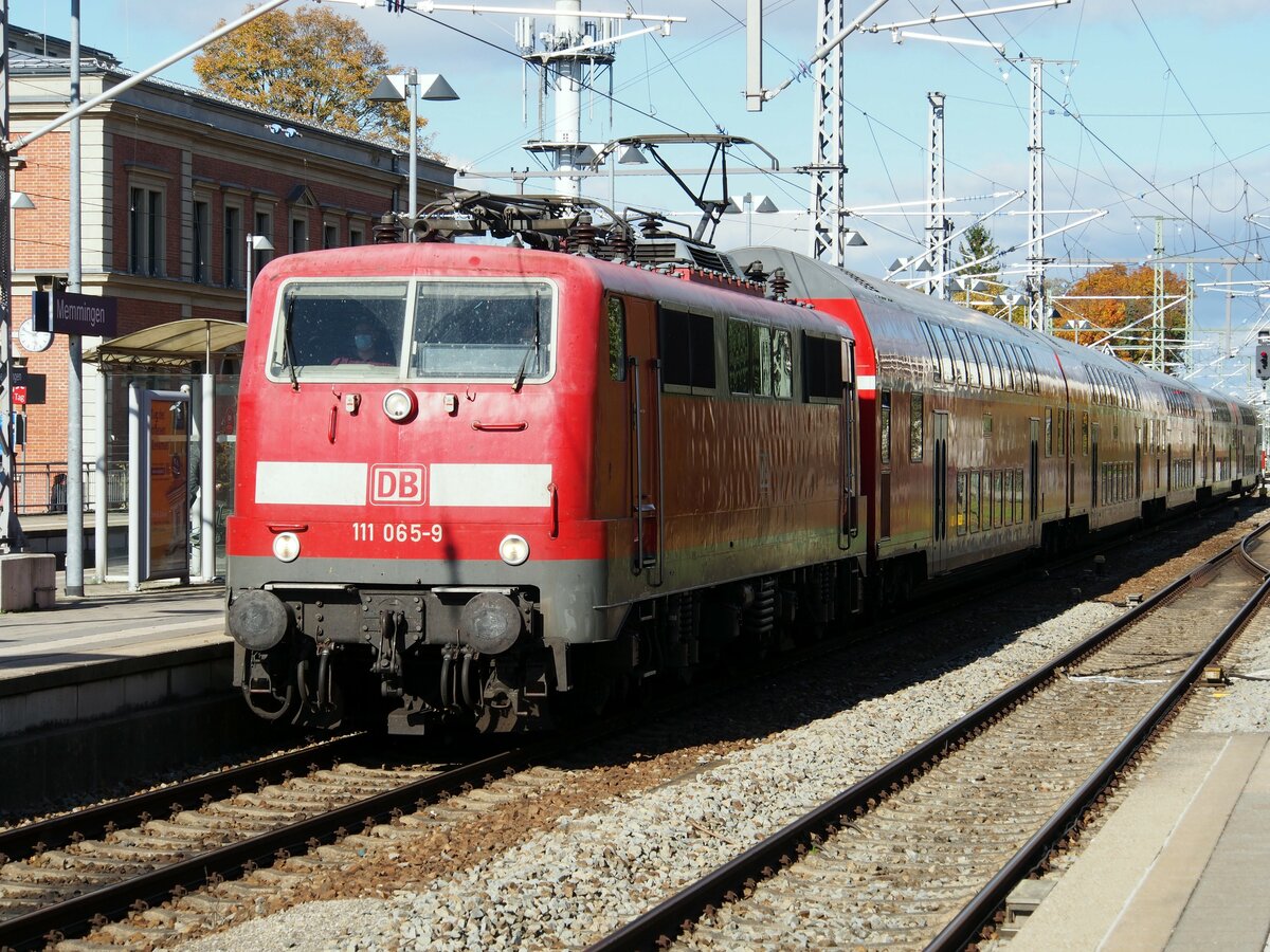 111 065-9 mit Dosto-Zug in Memmingen am 23.10.2021.
