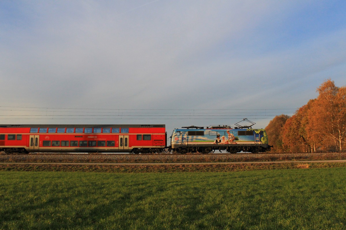 111 066-7 im abendlichen Licht des 9. November 2011 bei Übersee am Chiemsee.
