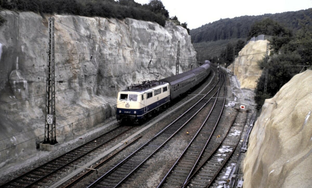 111 071-7 mit Silberlingen (Nahverkehrszug) in Treuchtlingen-Möhren am 10.08.1981.
