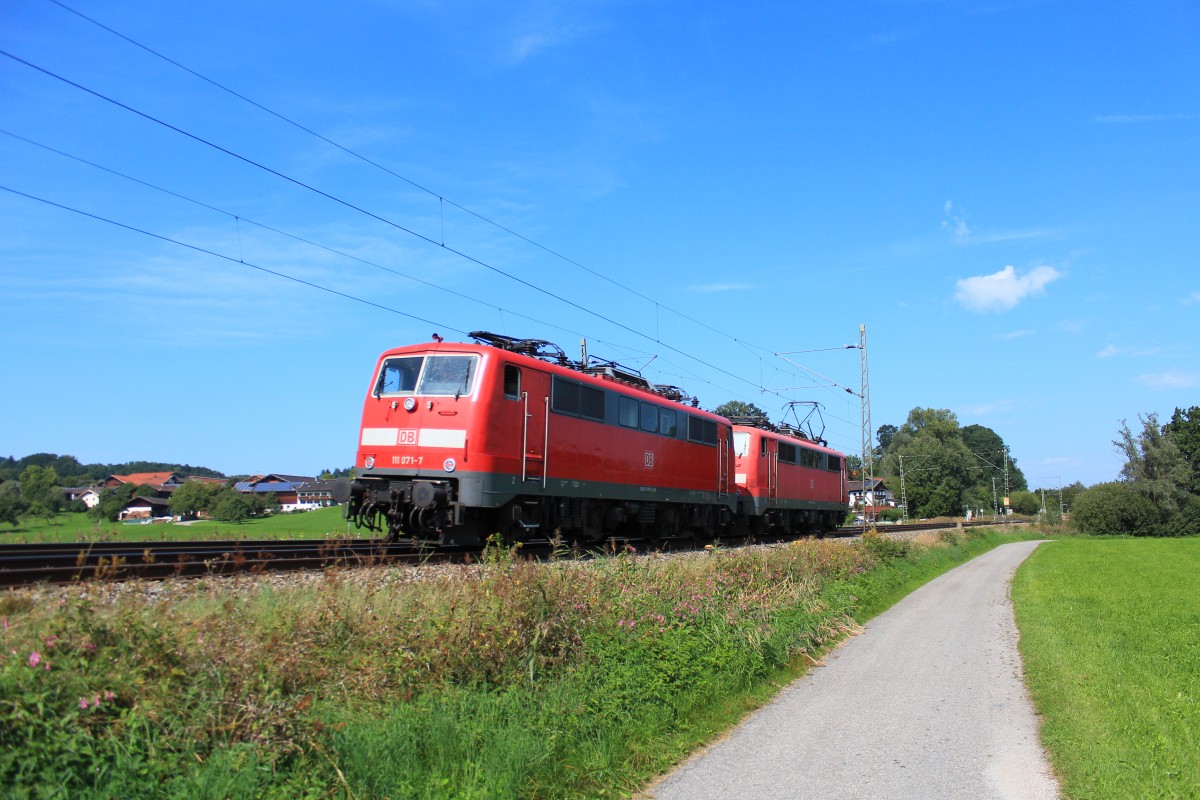 111 071-7 wurde am 10. September 2012 in Richtung München geschleppt. Aufgenommen bei Weisham, zwischen Bernau und Prien am Chiemsee.