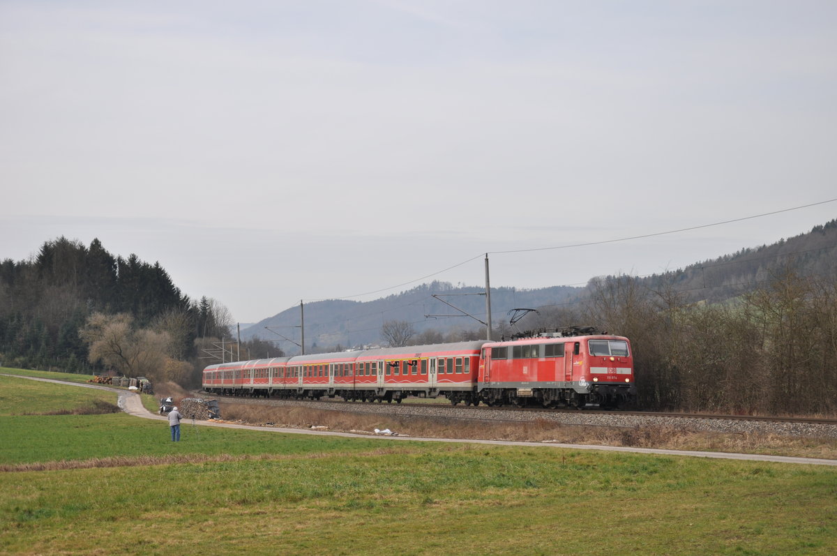 111 074 war am 08.02.2020 als RE90 nach Nürnberg Hbf unterwegs und passiert auf dem Foto gerade den ehemaligen Haltepunkt Schleißweiler. 