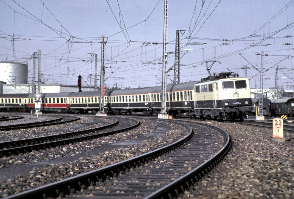 111 077-4 mit D-Zug in Bietigheim am 17.04.1982.