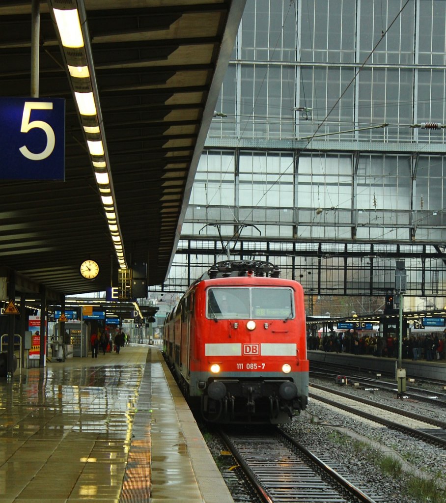 111 085-7 mit der RB nach Bremen-Vegesack. Bremen Hbf 03.12.2011