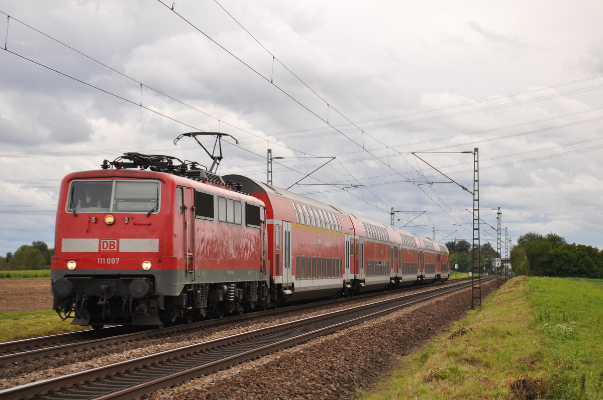 111 097 fährt am 09.09.2017 mit ihrem RE70 nach Frankfurt Hbf den Bahnhof Groß Gerau-Dornheim entgegen.