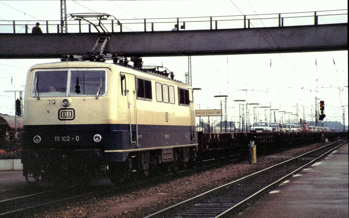 111 102-0 mit dem  Blauweiß-Autoreisezug  zur Stauumfahrung der Autobahn im Süden Bayerns in Ingolstadt am 30.08.1981.