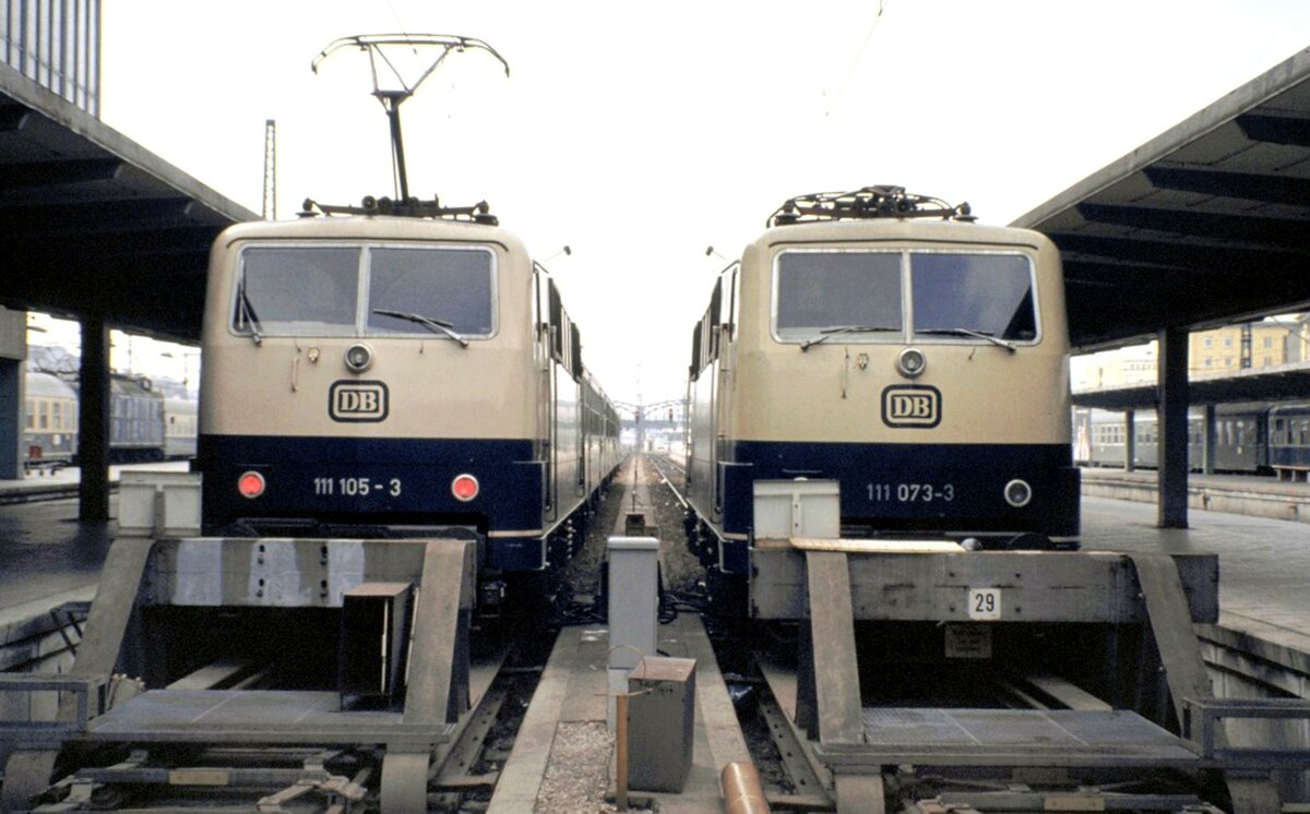 111 105-3 und 111 073-3 in München Hbf am 25.04.1982.