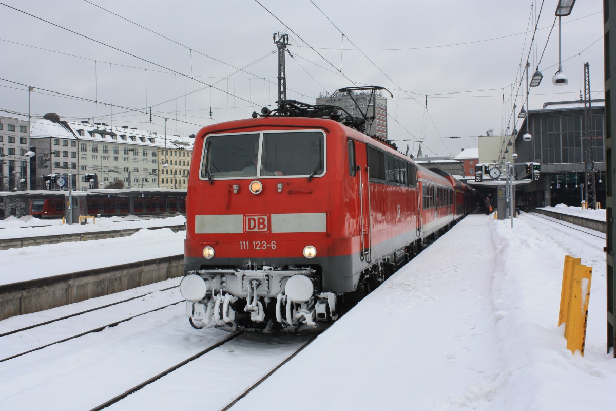 111 123-6 am 21. Januar 2013 kurz vor der Abfahrt aus dem Münchner Hauptbahnhof.