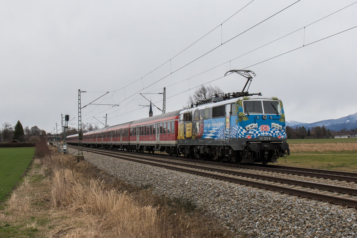 111 123-6 war am 20. Februar 2016 schieben an einem  Flchtlingszug  in Richtung Freilassing unterwegs. Aufgenommen bei bersee am Chiemsee.