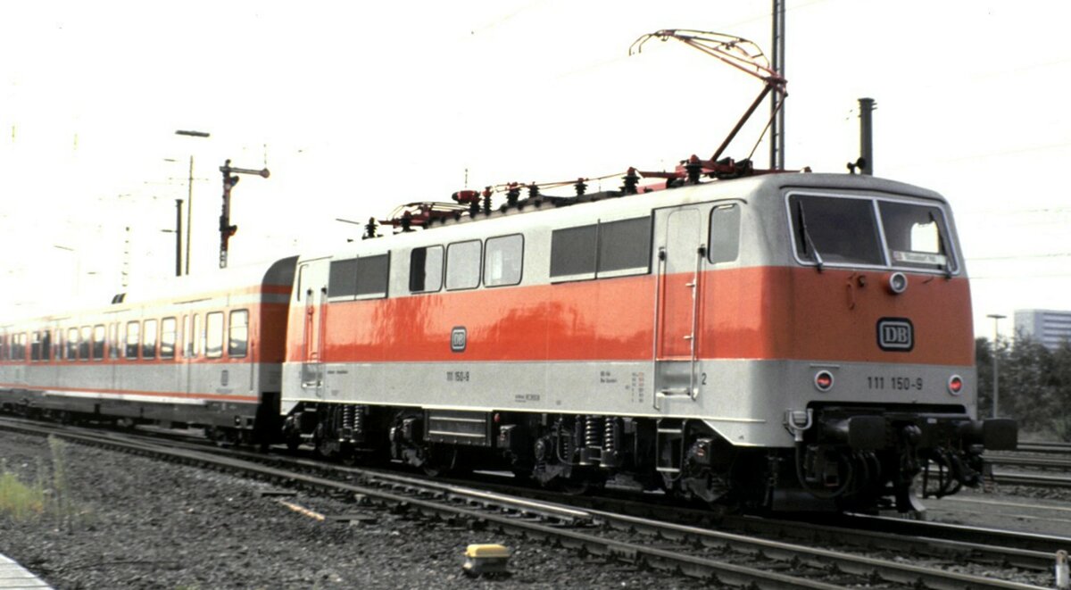 111 150-9 Ruhrschnellverkehr bei der Parade zum Jubilum 150 Jahre Deutsche Eisenbahn in Nrnberg am 14.09.1985.
