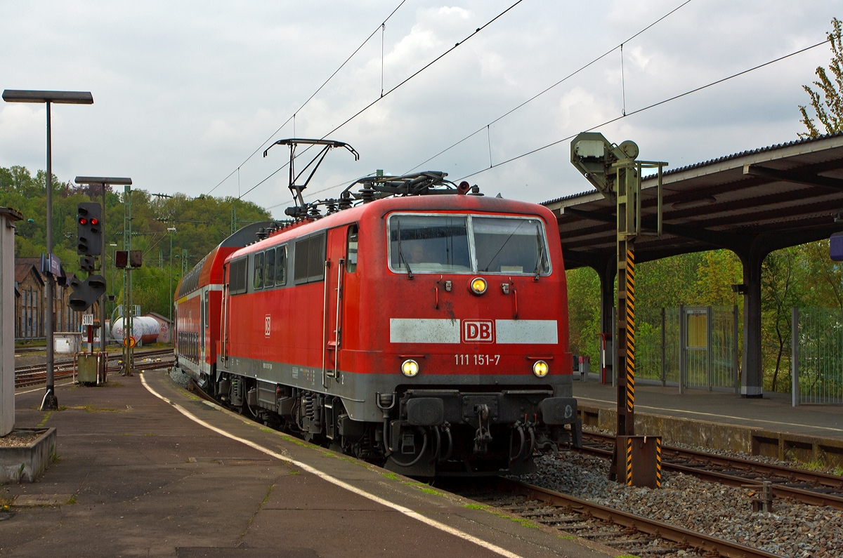
111 151-7 der DB Regio NRW fährt am 26.04.2014 mit dem RE 9 - Rhein-Sieg-Express (Aachen-Köln-Siegen) in den Bahnhof Betzdorf/Sieg ein. 

Die 111er wurde 1981 bei Krauss-Maffei AG in München unter der fabriknummer 19863 gebaut. Sie hat die NVR-Nummer 91 80 6111 151-7 D-DB und die EBA-Nummer EBA 01G02A 151.