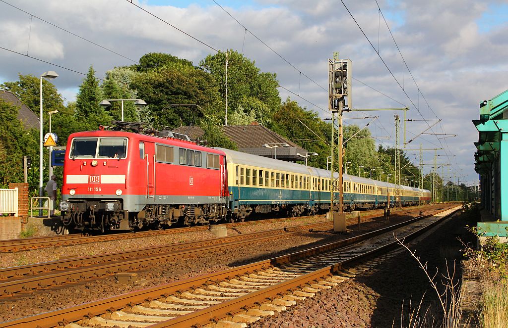 111 156-6 hatte am 10.08.2012 die Ehre den IC 79/IC 2410/17 Hanseat zu ziehen. Seit dem Fahrplanwechsel ist dieser Zug leider in die Kategorie  langweiliges Fotomotiv  abgerutscht da er lediglich noch mit einer 120 und normalen IC Wagen unterwegs ist. Dies ist eine überarbeitete Version mit mehr Platz vor der Lok. Schleswig 10.08.2012