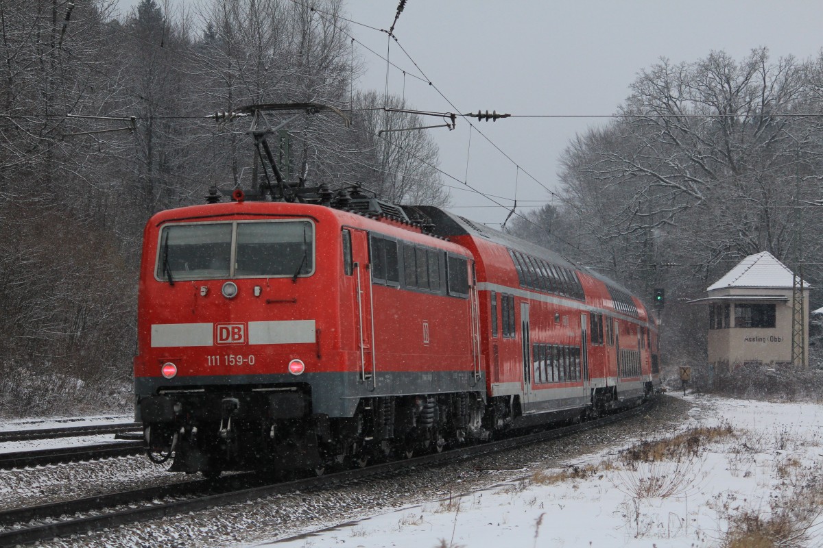 111 159-0 am 12. Januar 2013 bei der Ausfahrt aus dem Bahnhof von Assling.