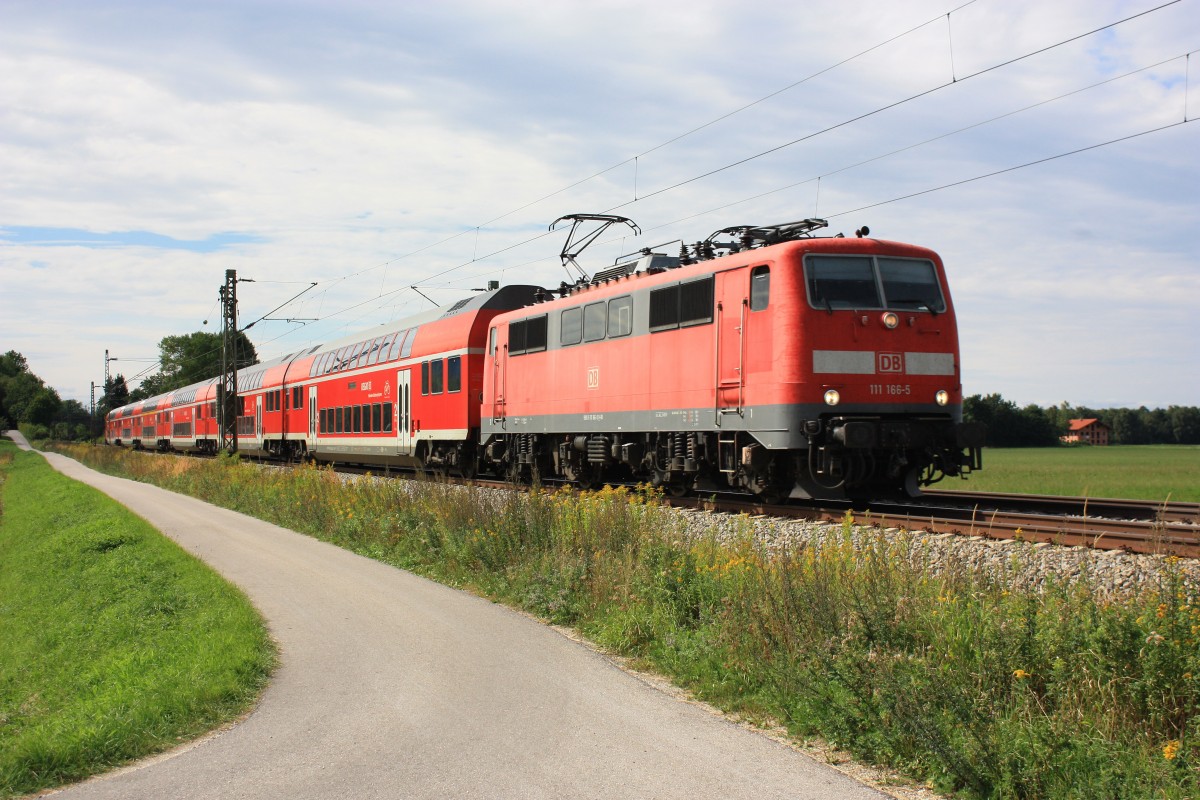 111 166-5 fährt am 8. September 2013 bei Übersee in Richtung Salzburg.