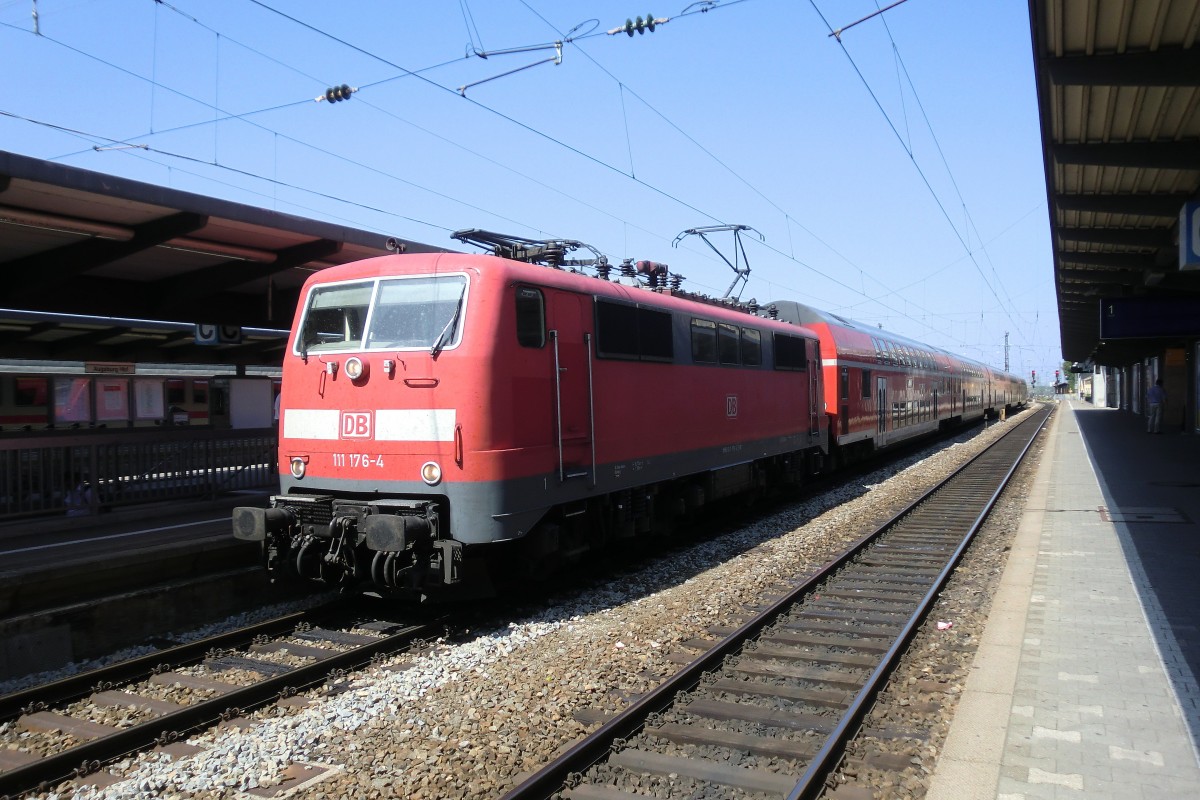 111 176-4 stand am 23. August 2011 im Augsburger Bahnhof.