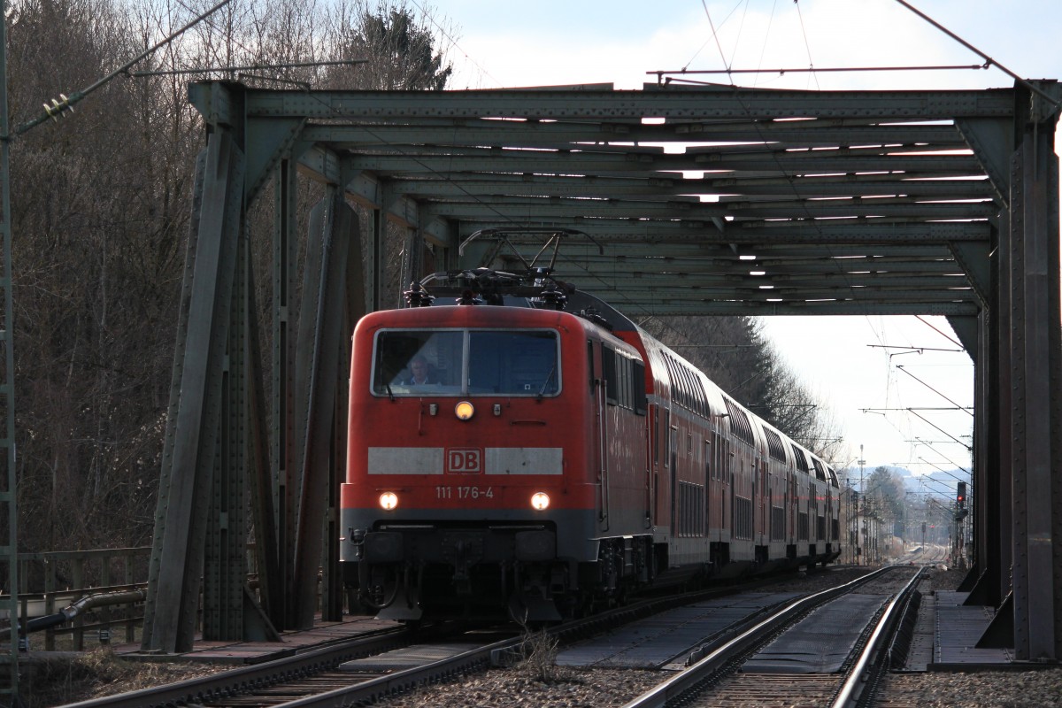 111 176-4 berfhrt soeben die Brcke ber die Tiroler Ache bei bersee. Aufgenommen am 10. Mrz 2013.