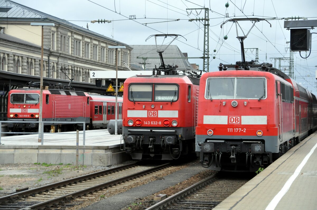 111 177-2 und 143 632-8 und 143 869-8 in Nürnberg am 04.04.2011.