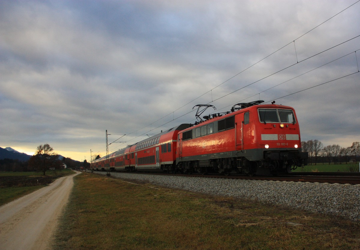 111 180-6 in der Abenddmmerung des 14. Dezember 2013 bei bersee am Chiemsee.