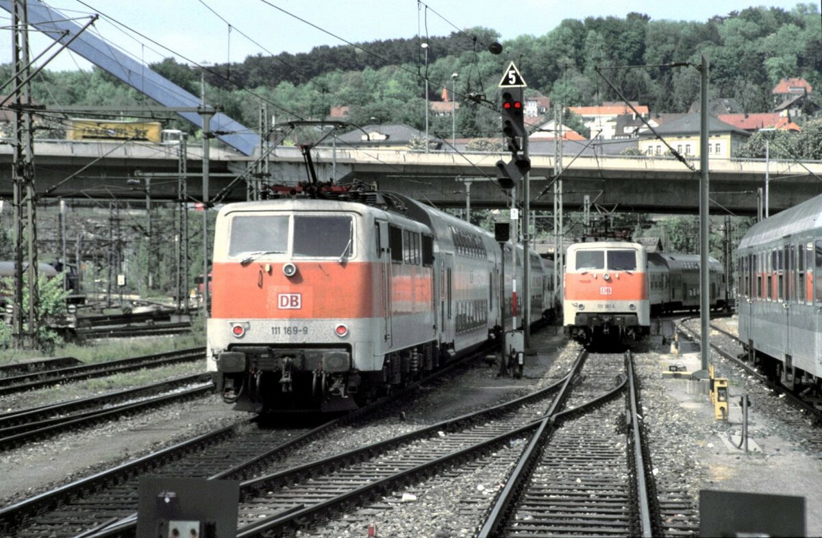 111 181-4 und 111 169-9 in Ulm am 19.05.1988. Zwei der insgesamt 4x 111er mit S-Bahn Lackierung trafen sich hier in Ulm.