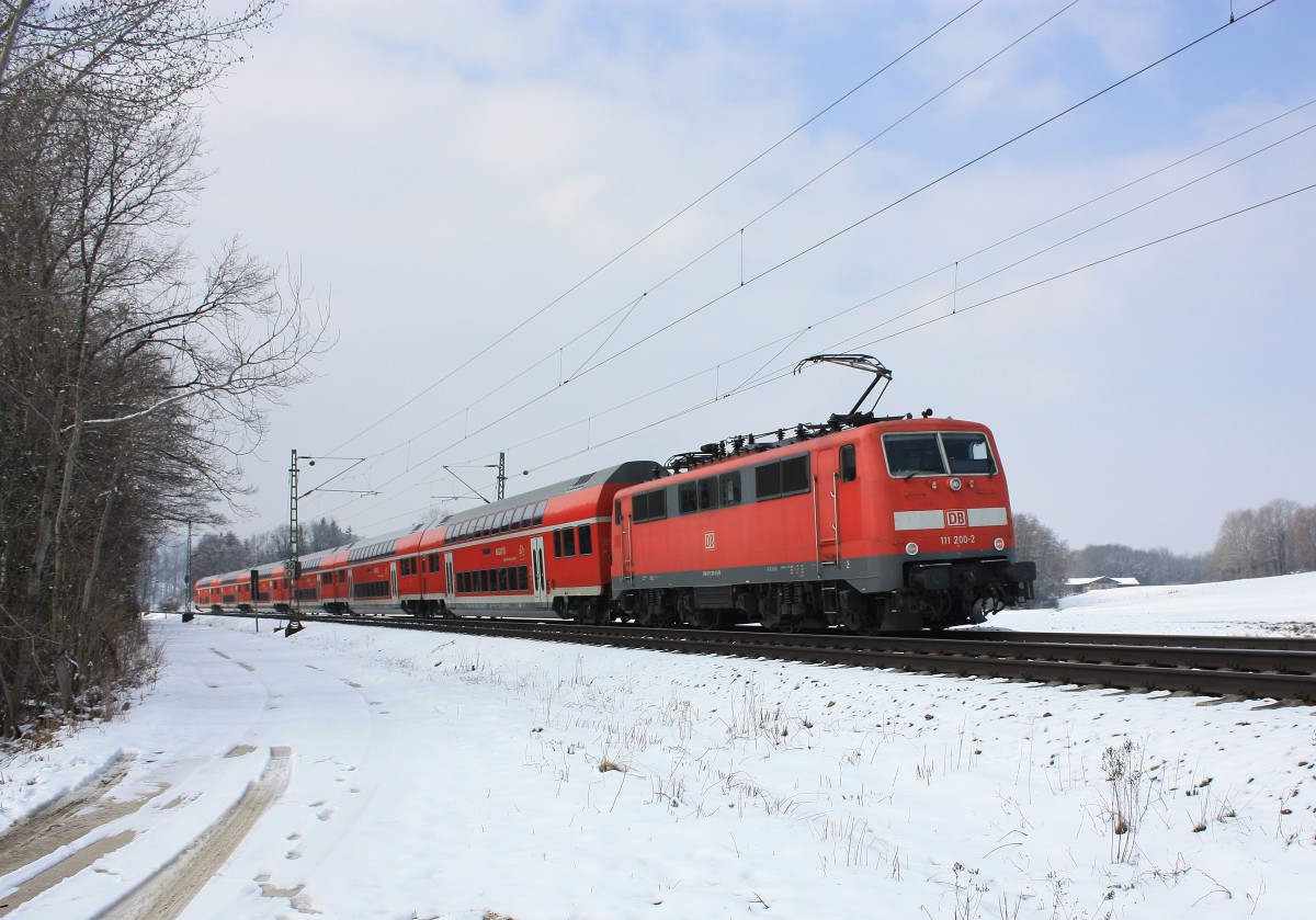 111 200-2 ist am 1. April 2013 bei Übersee am Chiemsee, aus Salzburg kommend in Richtung München unterwegs.