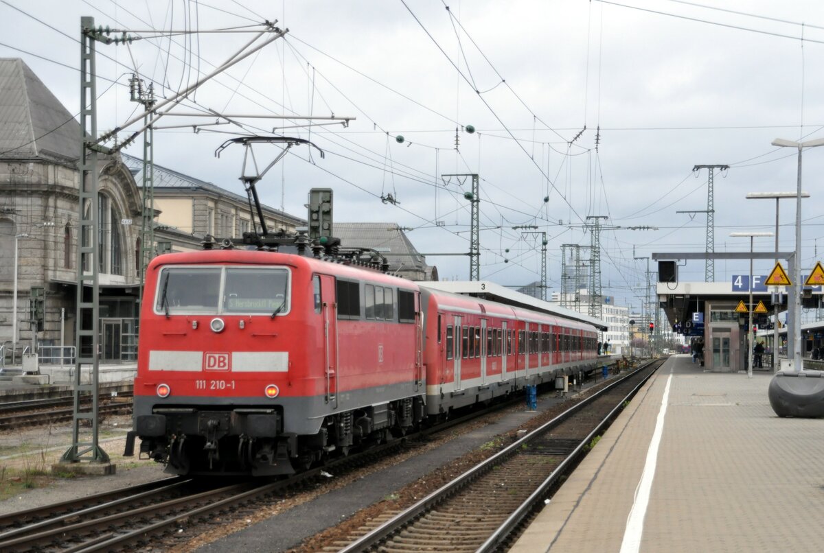 111 210-1 mit Nahverkehr, hier die Lok am Zugende in Nrnberg am 04.04.2011.
