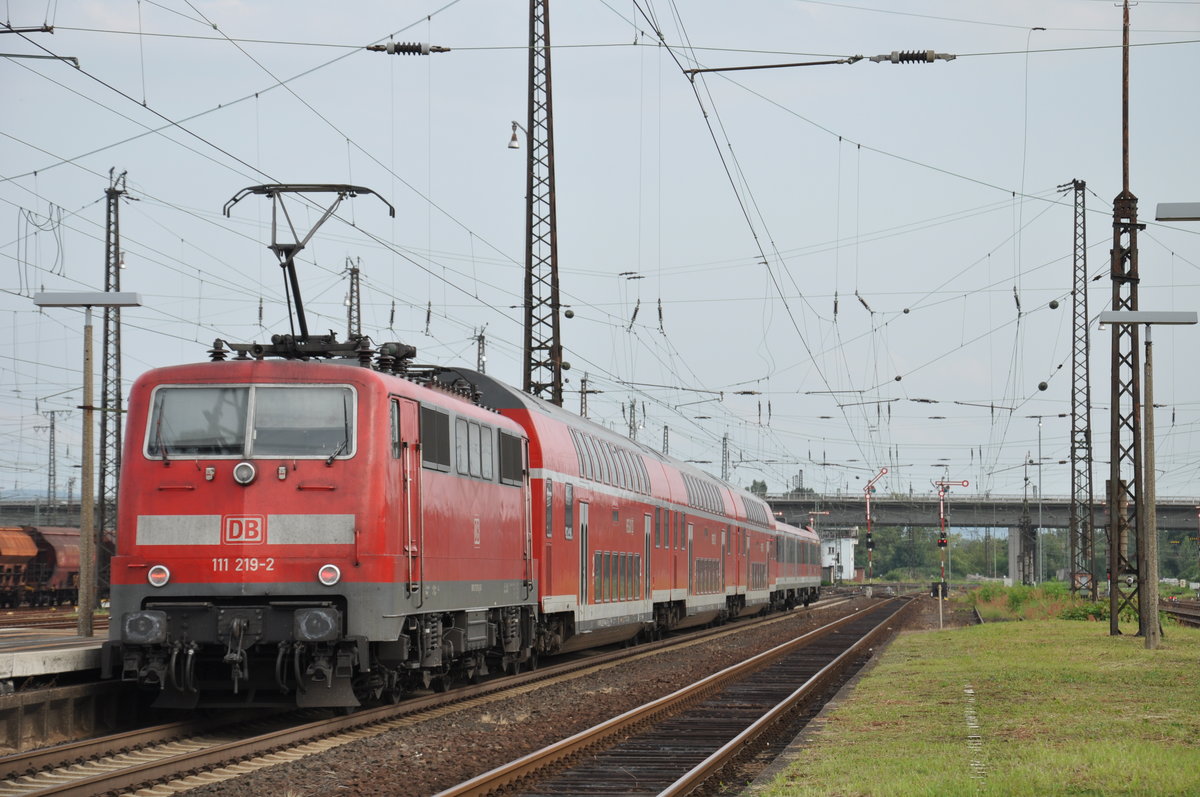 111 219-3 verlsst mit einer Ersatzgarnitur des RE55 nach Wrzburg am 26.08.2017 den Hanauer Hbf.