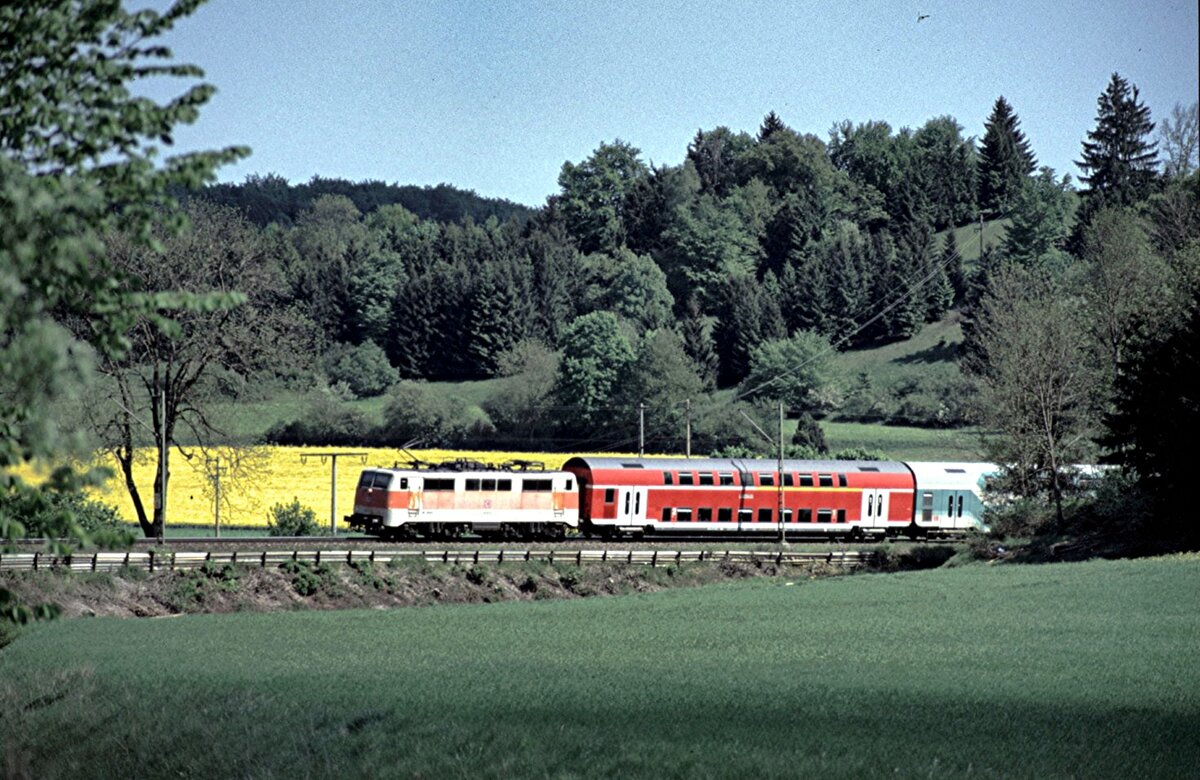 111 mit City-Lackierung und Dosto-Wagen in rot und der nächste in mintgrün, eine Farbvielfaltzu der Zeit am 17.05.2002.