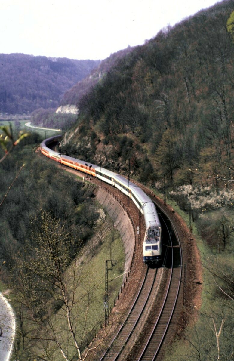 111 mit EC Mozart auf dem Mhltalfelsendamm der Geislinger Steige am 16.04.1983.