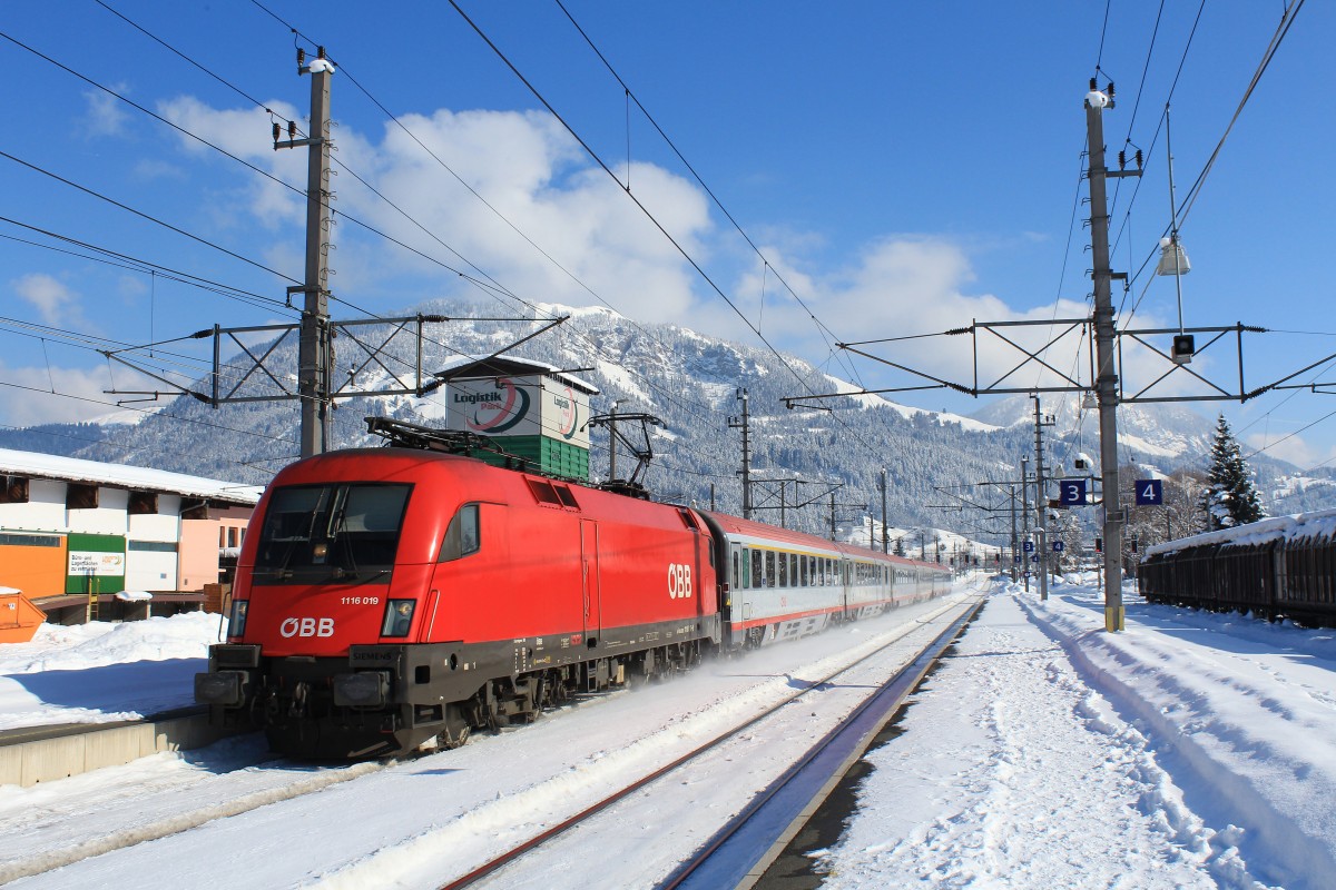 1116 019-9 am 10. Februar 2013 bei der Einfahrt in den Bahnhof von St. Johann.