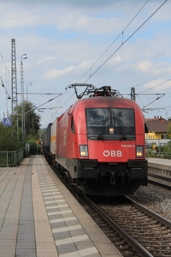 1116 025-6 am 21. September 2013 bei der Einfahrt in den Bahnhof von Prien am Chiemsee.