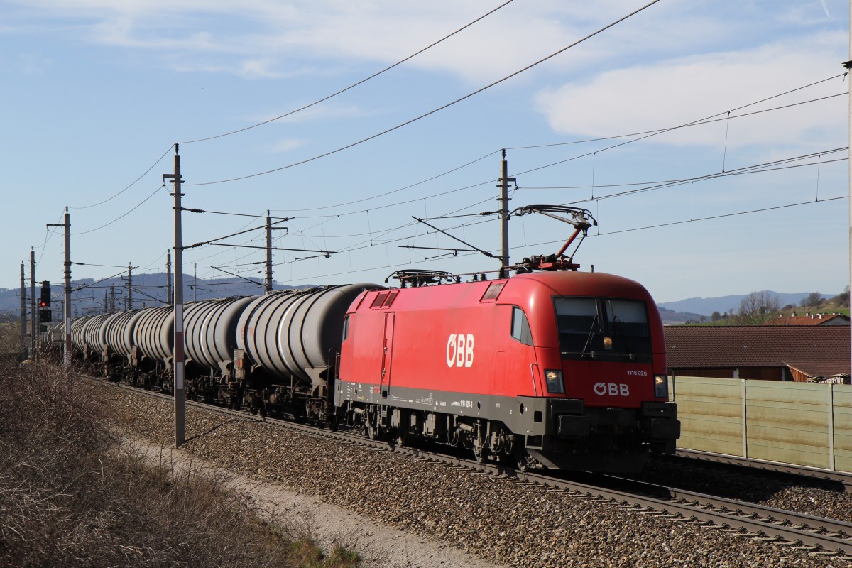 1116 026-6 mit einem Kesselwagenzug am 20. Mrz 2014 bei Grosierning.