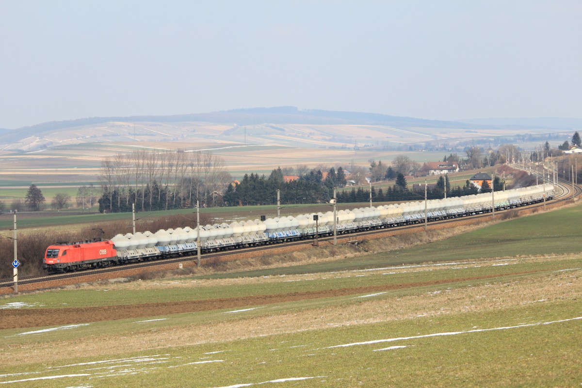 1116 027-2 am 16. Mrz 2013 mit einem Staubsilo-Wagenzug bei Neulengbach.