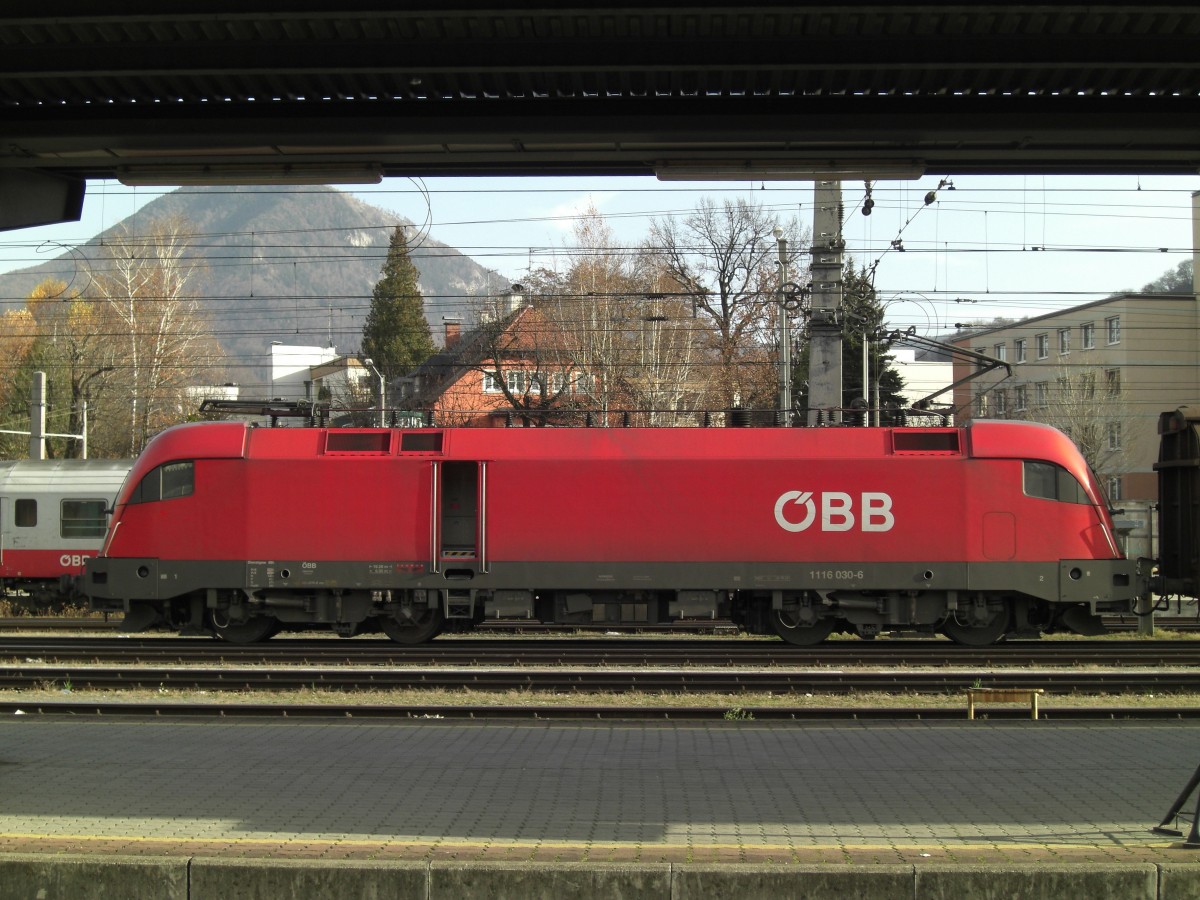 1116 030-6 mit offener Tr am 21. November 2009 im Salzburger Hauptbahnhof.