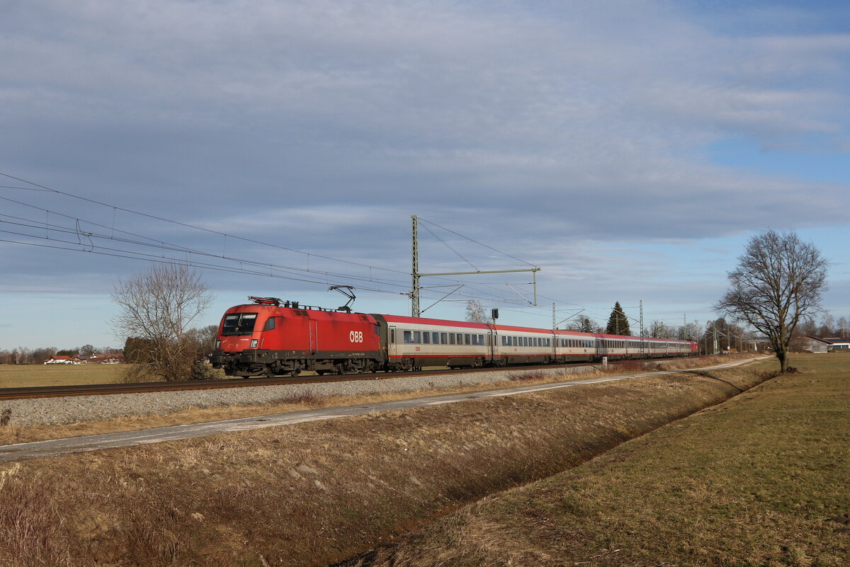 1116 050 war am 24. Januar 2025 mit einem  EC  bei bersee am Chiemsee auf dem Weg nach Mnchen.