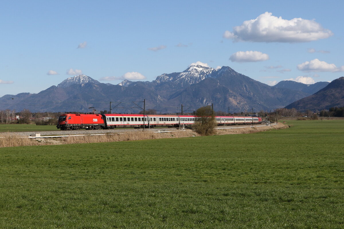 1116 050 war mit einem  EC  bei Bernau am Chiemsee auf dem Weg nach Mnchen.