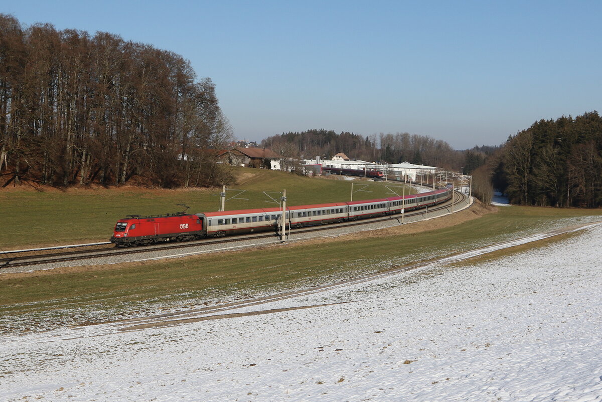 1116 052 war mit einem  EC  am 19. Februar 2025 bei Axdorf in Richtung Mnchen unterwegs.