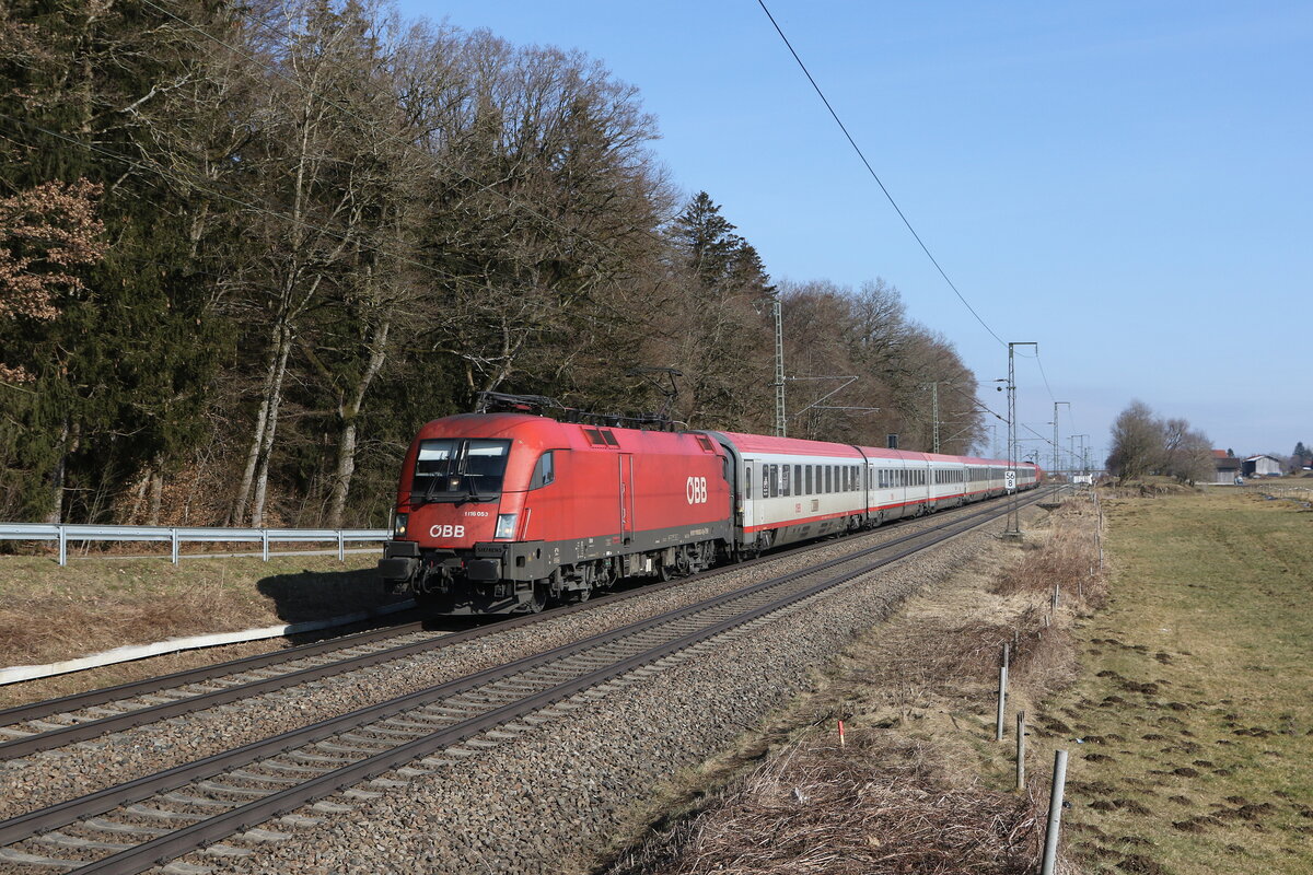 1116 053 war am 20. Februar 2025 bei Hufschlag mit einem  EC  in Richtung Mnchen unterwegs.