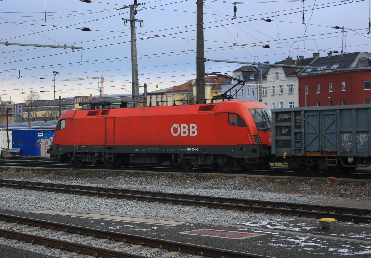 1116 054-8 am 30. November 2013 im Salzburger Hauptbahnhof.