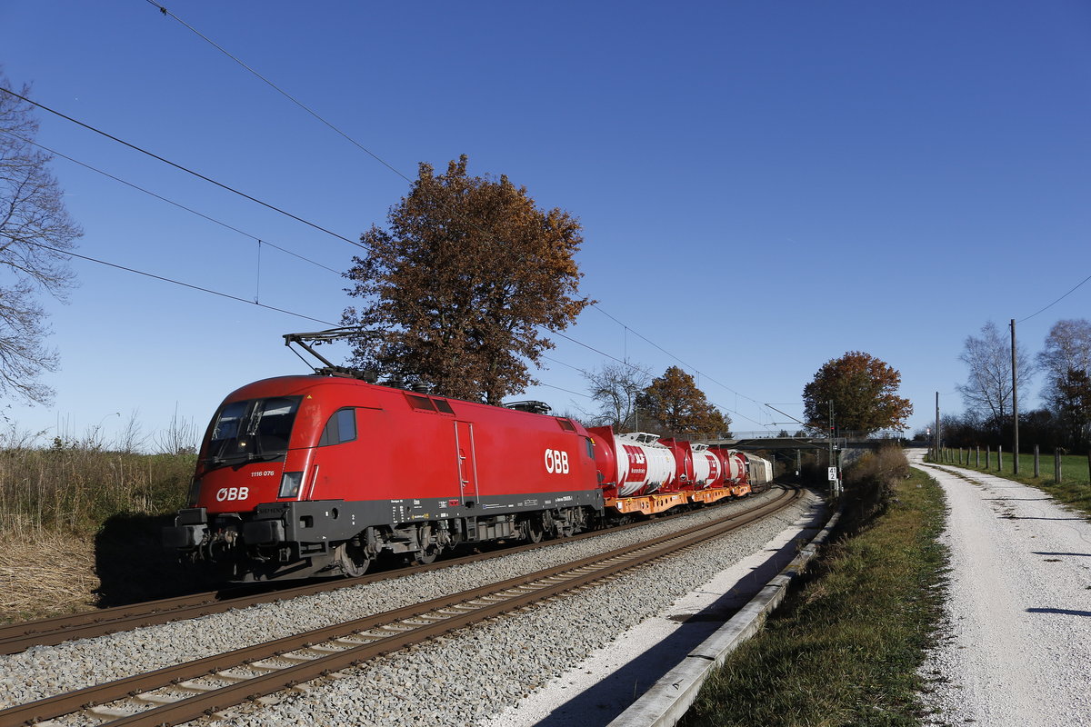 1116 076 mit einem Gterzug am 10. November 2018 bei Grabensttt am Chiemsee.