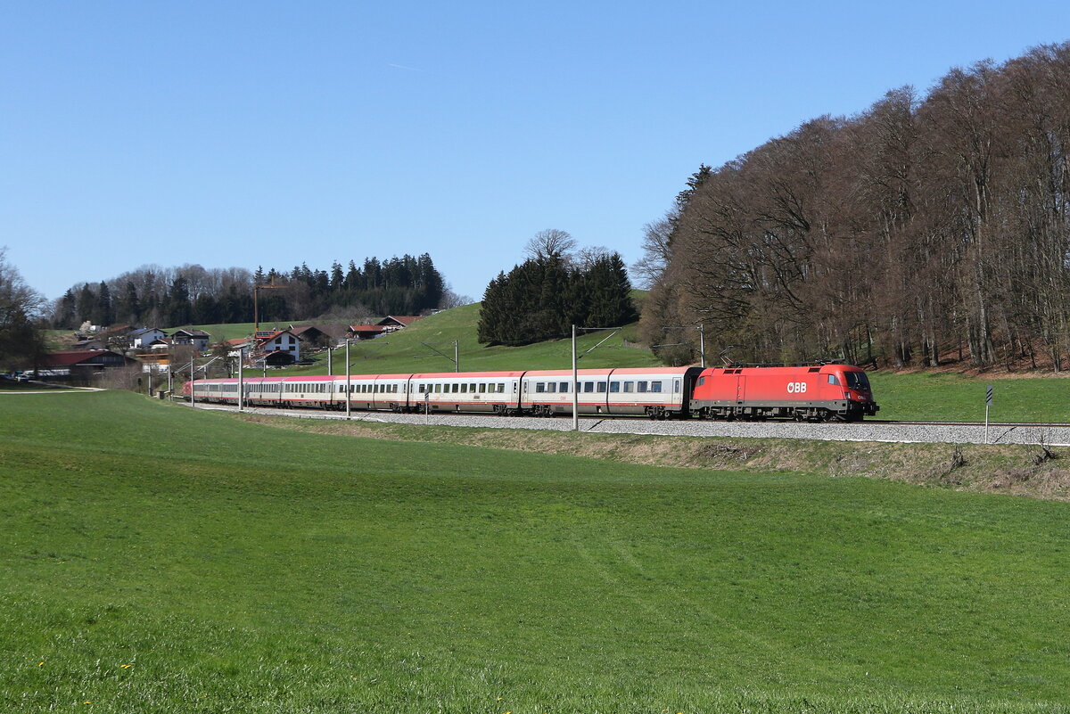 1116 085 mit einem  EC  aus Mnchen kommend am 4. April 2025 bei Axdorf im Chiemgau.