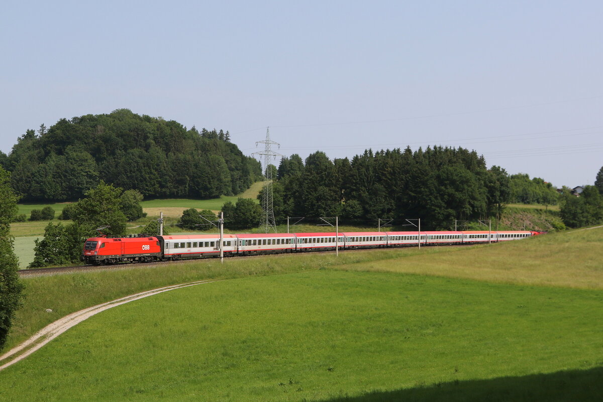 1116 087 war mit einem  EC  am 10. Juni 2025 bei Vachendorf in Richtung Mnchen unterwegs.