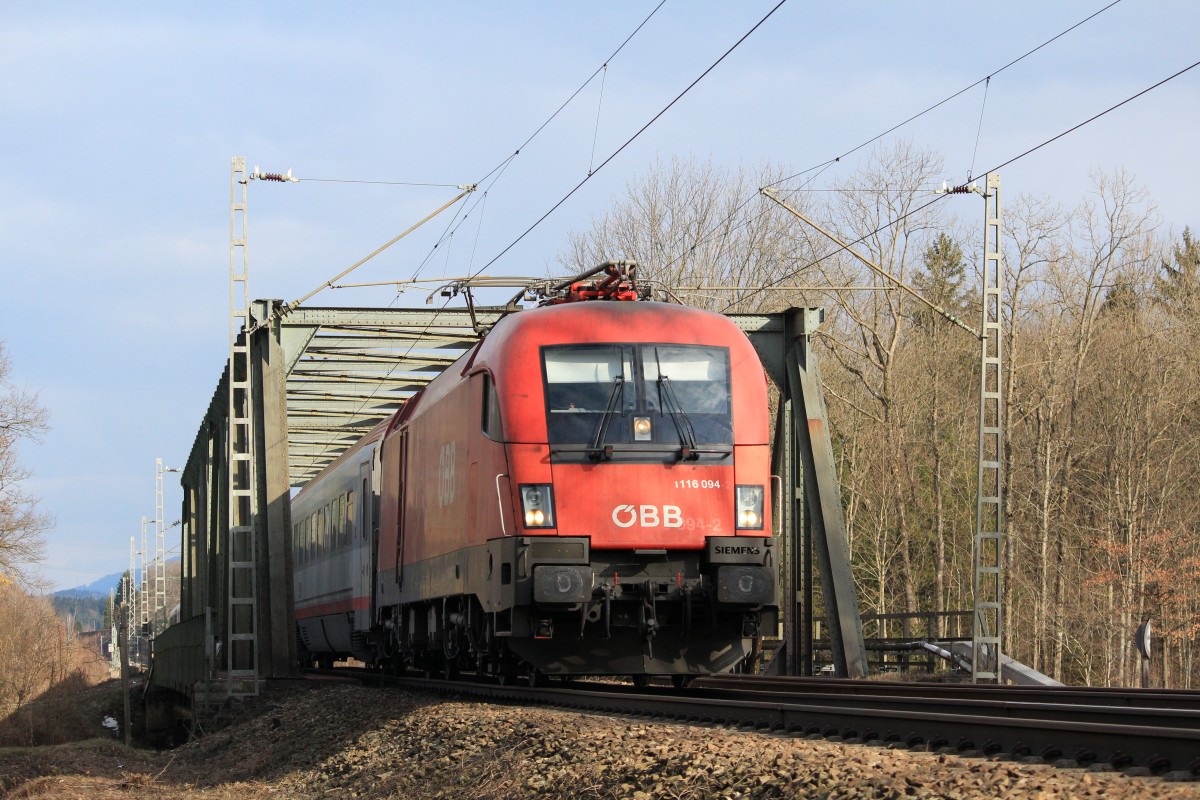 1116 094-4 berfhrt am 10. Mrz 2013 die Brcke der  Tiroler Ache  bei bersee.